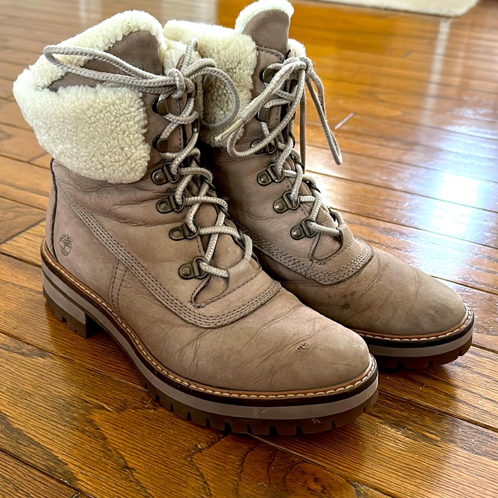 Timberland women’s size 8 brown with fleece lined ankle and upper tongue.
